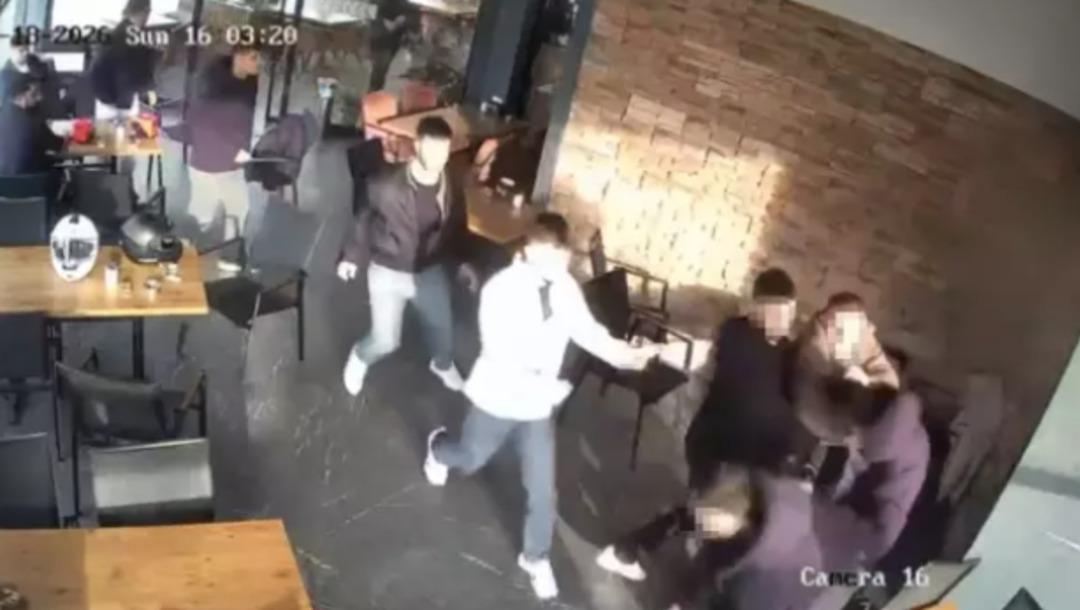 Yine gen&ccedil; yine bı&ccedil;aklama! Pastanedeki dehşet kamerada... Durup dururken saldırdı 3