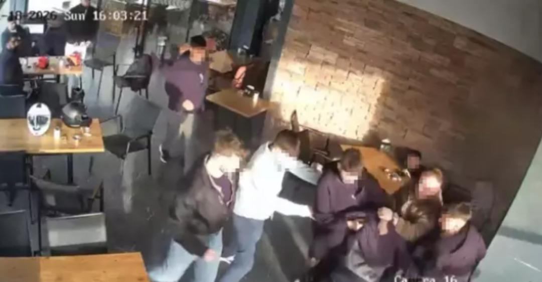 Yine gen&ccedil; yine bı&ccedil;aklama! Pastanedeki dehşet kamerada... Durup dururken saldırdı 4