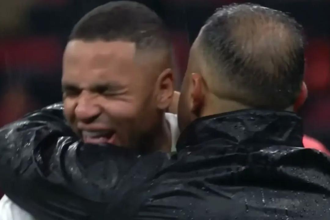 Ma&ccedil; bitti, herkes onu konuştu! Fenerbah&ccedil;e nin golc&uuml;s&uuml; Youssef-En Nesyri sahanın ortasında h&uuml;ng&uuml;r h&uuml;ng&uuml;r ağladı 1