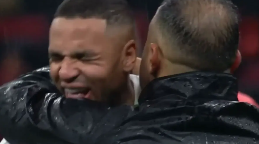 Ma&ccedil; bitti, herkes onu konuştu! Fenerbah&ccedil;e'nin golc&uuml;s&uuml; Youssef-En Nesyri sahanın ortasında h&uuml;ng&uuml;r h&uuml;ng&uuml;r ağladı