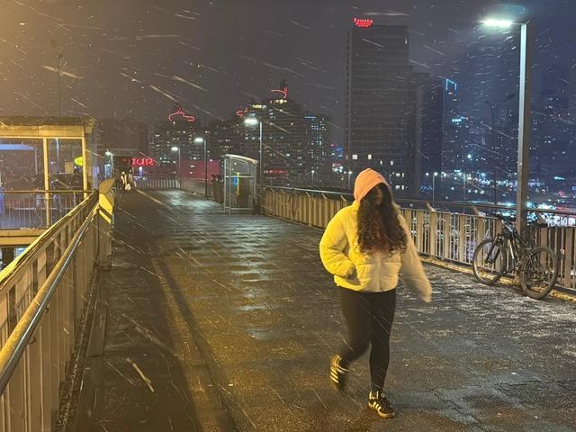 İstanbul'da kar yağışı! Gece mutluluk sabah trafik &ccedil;ilesi... 