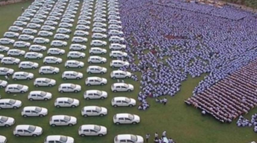 Çalışanlarına 400 daire 1260 otomobil verdi