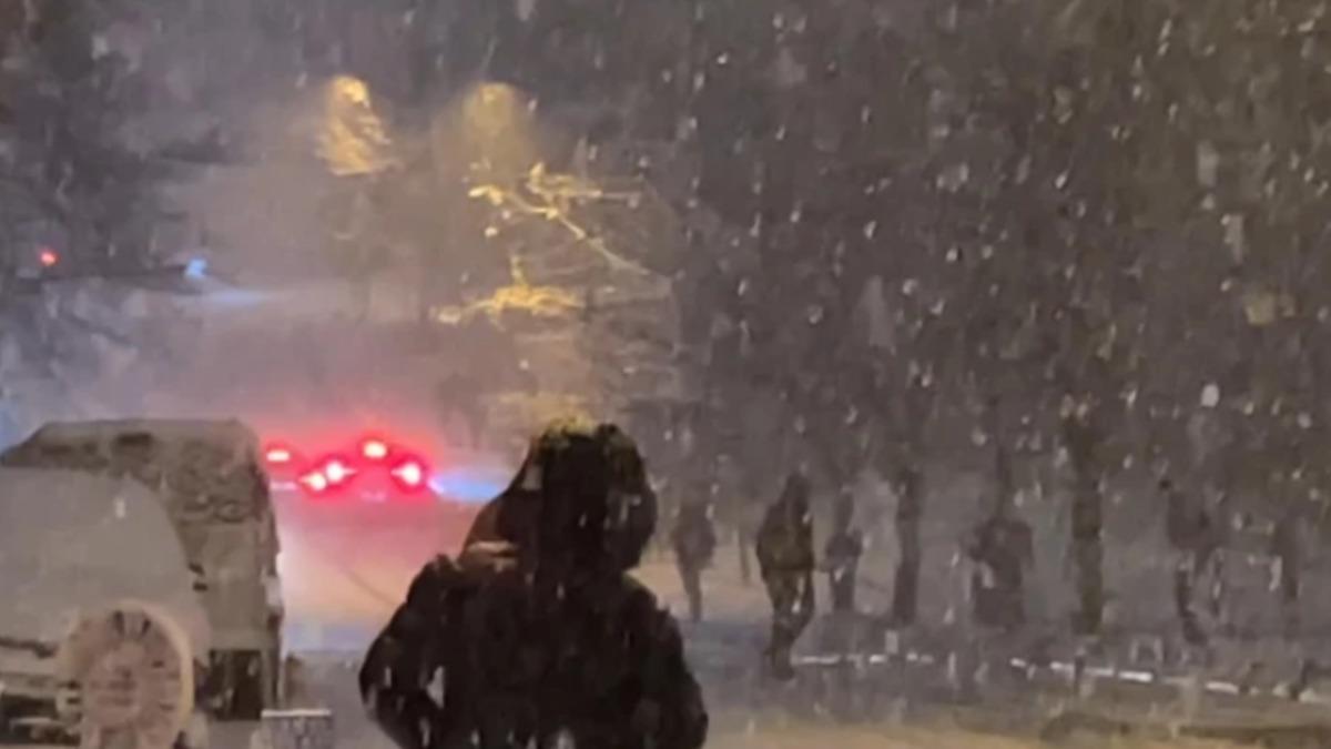 İstanbul da kar yağışı! Gece mutluluk sabah trafik çilesi... AKOM ve Meteoroloji den yeni uyarı 5