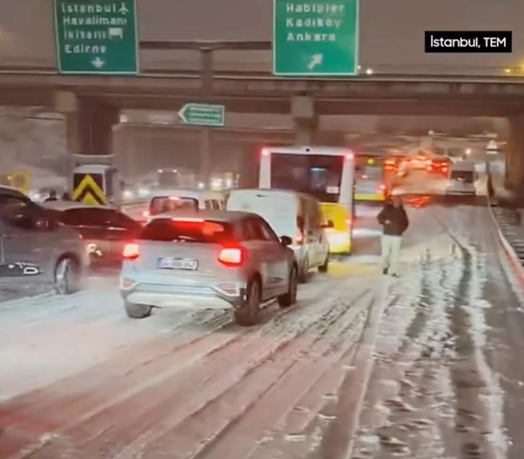 İstanbul da kar yağışı! Gece mutluluk sabah trafik &ccedil;ilesi... AKOM ve Meteoroloji den yeni uyarı 3
