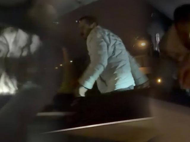 &Ouml;nce araca saldırdı, ardından ara&ccedil;takileri bı&ccedil;akladı!