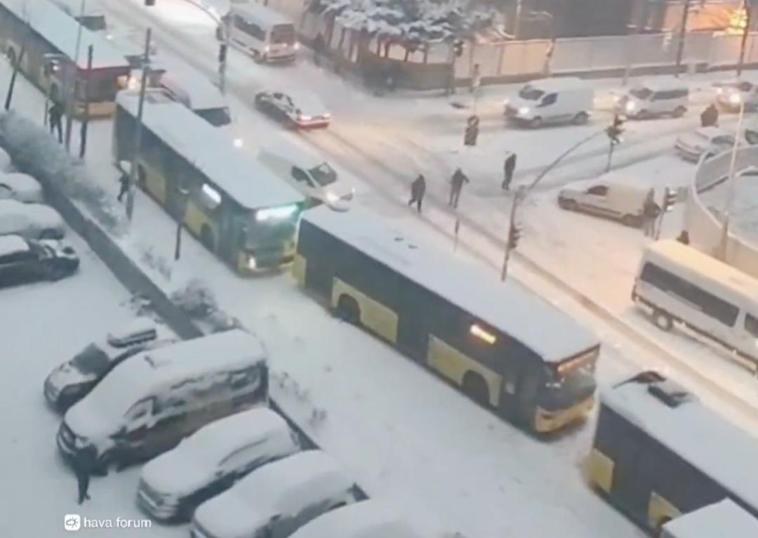 İstanbul da kar yağışı! Gece mutluluk sabah trafik &ccedil;ilesi... AKOM ve Meteoroloji den yeni uyarı 4