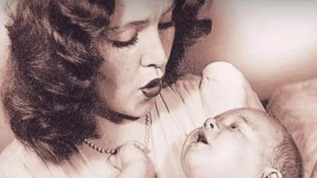 Korku filmi gibi hikaye: Çarpıcı iddialar kan dondurdu! Önce annesini 87 yıl sonra da babaannesini bıçakladı