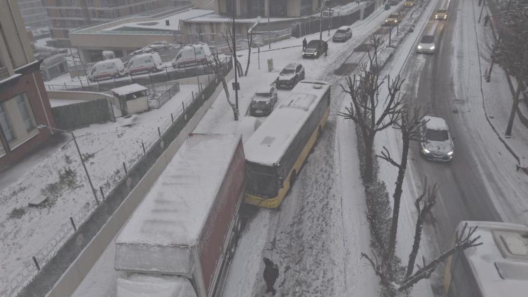 Kar İstanbul'u esir aldı! Sokaklar piste d&ouml;nd&uuml;, ara&ccedil;lar &ccedil;arpa &ccedil;arpa ilerledi
