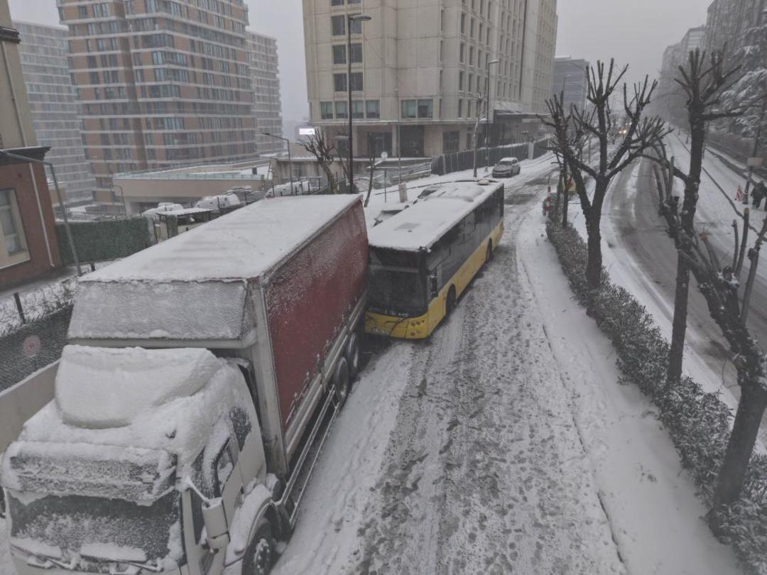Kar İstanbul u esir aldı! Sokaklar piste d&ouml;nd&uuml;, ara&ccedil;lar &ccedil;arpa &ccedil;arpa ilerledi 2