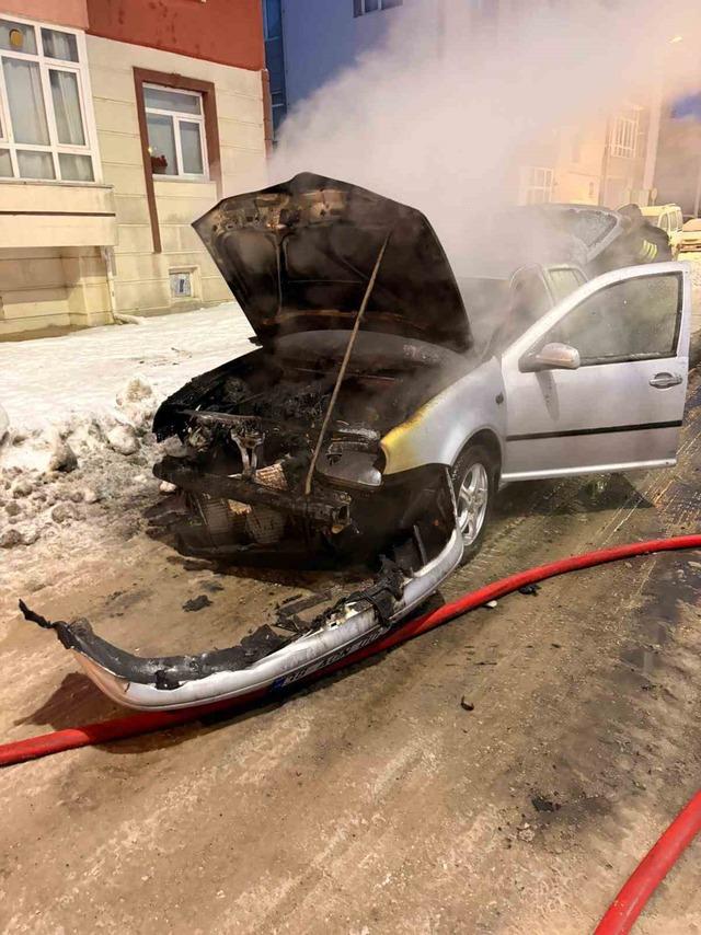 Yozgat&rsquo;ta otomobil alev alev yandı 3