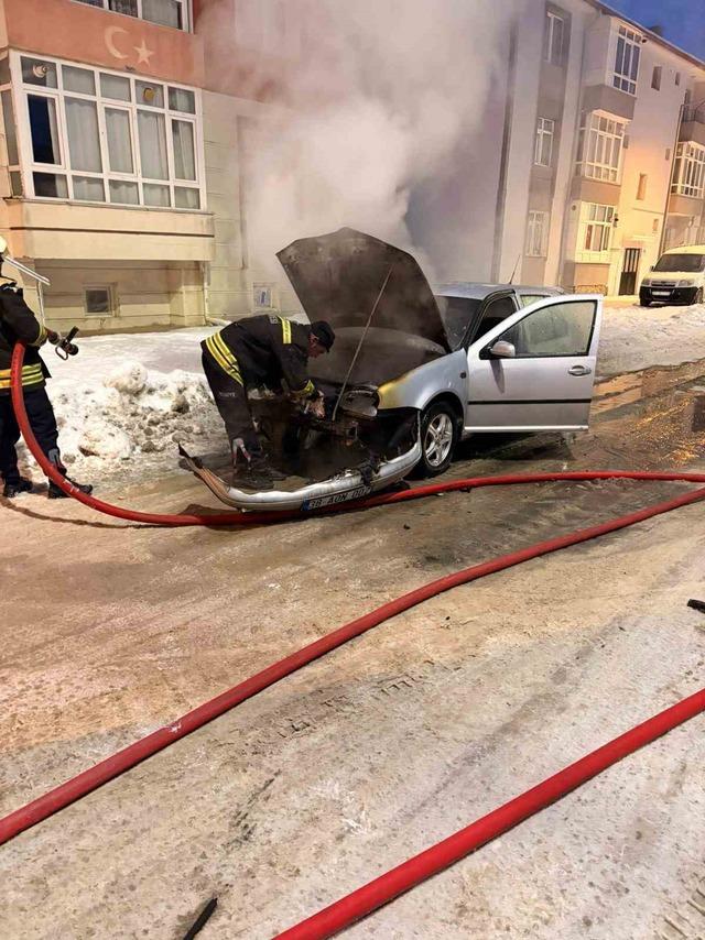 Yozgat&rsquo;ta otomobil alev alev yandı 2