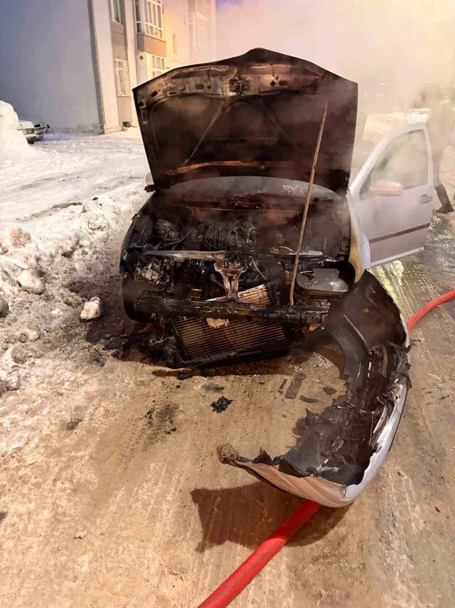 Yozgat&rsquo;ta otomobil alev alev yandı 1