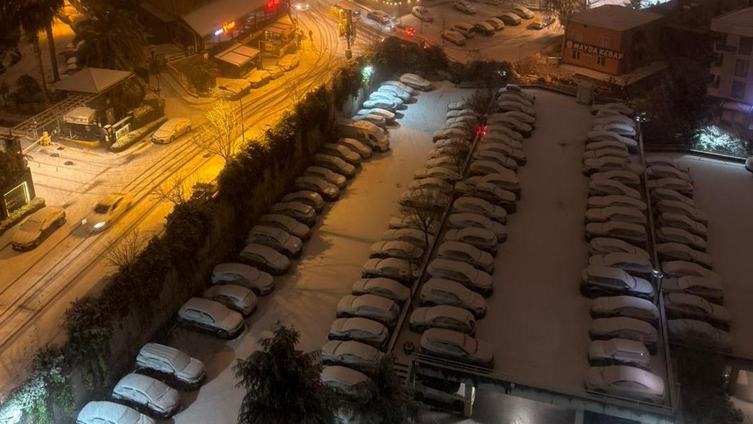 İstanbul da şiddetli kar! Eleştirilerin odağındaki Orhan Şen den  Risk y&ouml;netimi  &ccedil;ıkışı: "G&ouml;rd&uuml;n&uuml;z m&uuml; ne oldu İstanbul da" 1