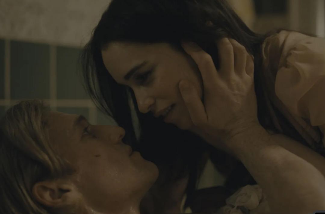 Emilia Clarke setinde talihsiz kaza: “Ponies” çekimlerinde kaburgasını kırdı 1