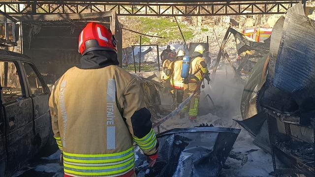 Konteyner &ccedil;arşıda yangın: 3 konteyner ile 3 ara&ccedil; k&uuml;l oldu 5