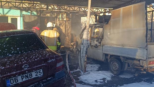 Konteyner &ccedil;arşıda yangın: 3 konteyner ile 3 ara&ccedil; k&uuml;l oldu 4