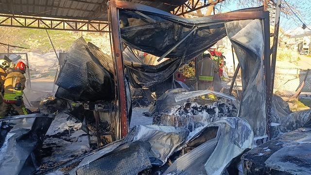 Konteyner &ccedil;arşıda yangın: 3 konteyner ile 3 ara&ccedil; k&uuml;l oldu 3