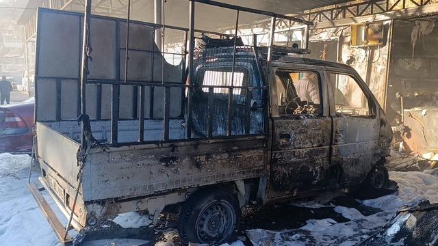 Konteyner &ccedil;arşıda yangın: 3 konteyner ile 3 ara&ccedil; k&uuml;l oldu 2