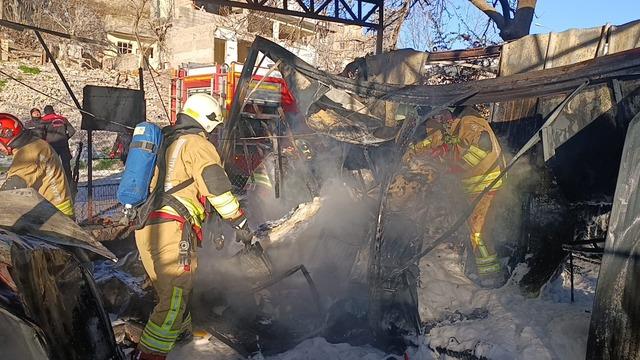 Konteyner &ccedil;arşıda yangın: 3 konteyner ile 3 ara&ccedil; k&uuml;l oldu 1