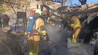 Konteyner çarşıda yangın: 3 konteyner ile 3 araç kül oldu