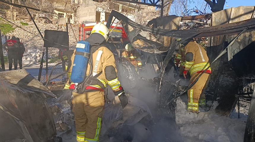 Konteyner &ccedil;arşıda yangın: 3 konteyner ile 3 ara&ccedil; k&uuml;l oldu