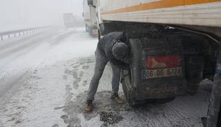 Erzincan&rsquo;da kar ve tipi ulaşımı olumsuz etkiledi
