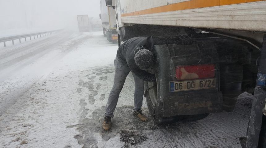 Erzincan&rsquo;da kar ve tipi ulaşımı olumsuz etkiledi