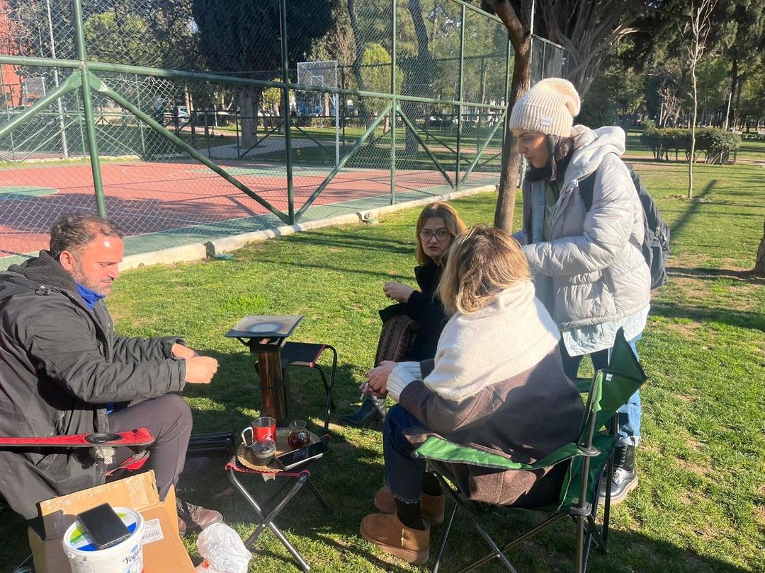 Yer: İzmir! Sokak sokak gezip duvarlara yapıştırıyor:  Yakınınız olsa bile IBAN hesabınızı vermeyin  3