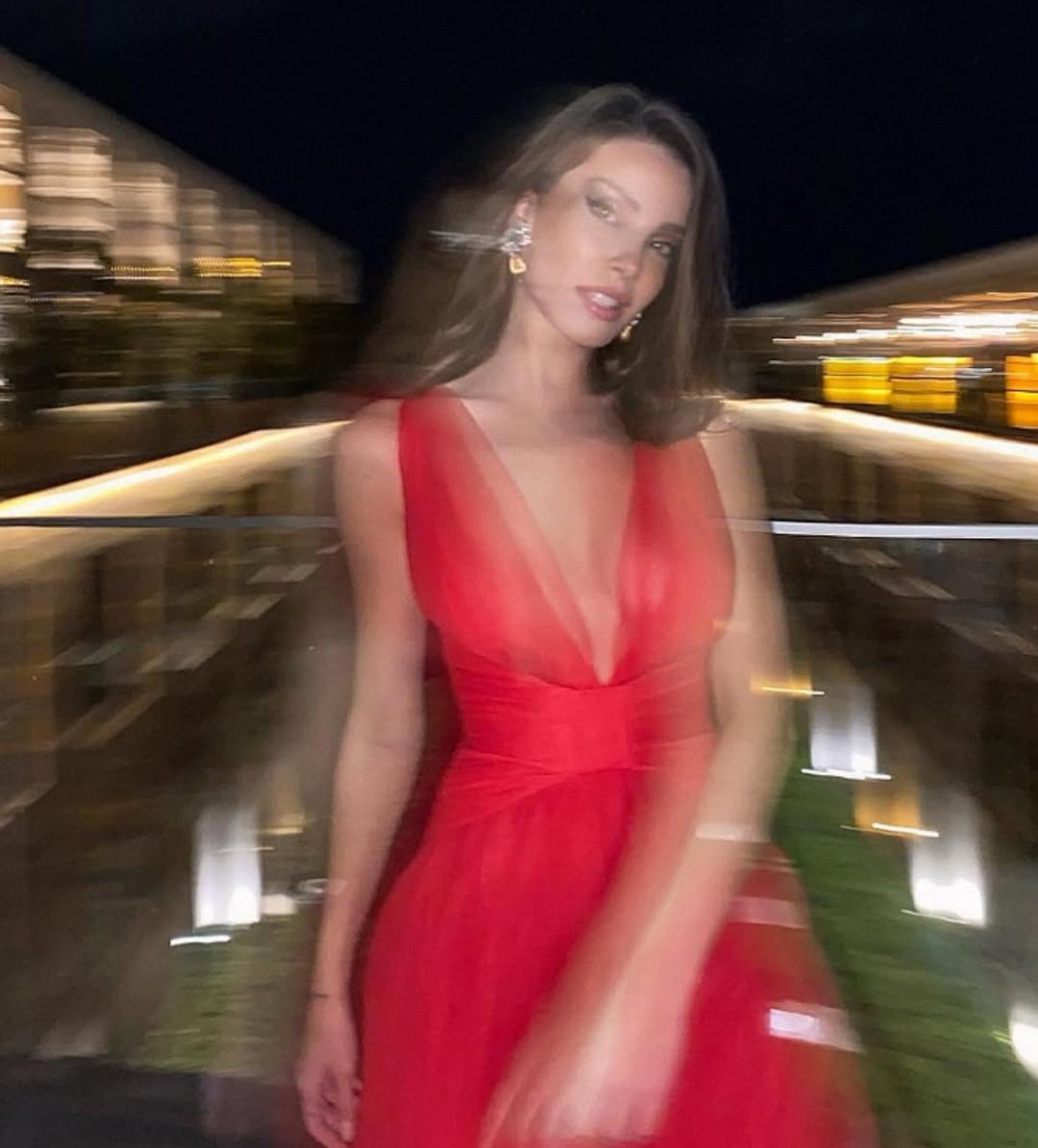 Uzak Şehir in Pakize si Yaren G&uuml;ldiken kırmızı elbisesiyle sosyal medyayı salladı 1