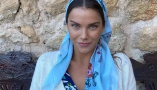 Uzak Şehir'in Pakize'si derin dekolteli elbisesiyle mest etti