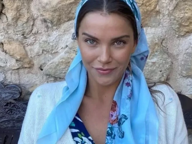 Uzak Şehir'in Pakize'si derin dekolteli elbisesiyle mest etti