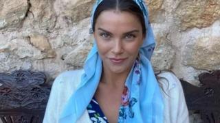 Uzak Şehir'in Pakize'si Yaren Güldiken kırmızı elbisesiyle sosyal medyayı salladı