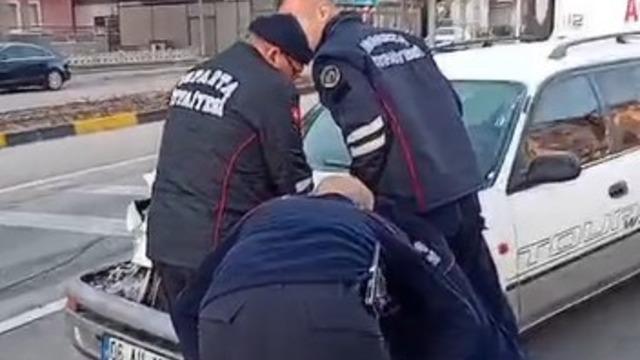 Isparta’da otomobil ışıklarda bekleyen araca çarptı: 1 yaralı