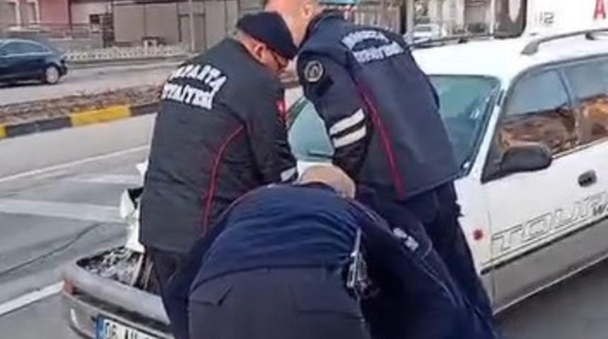 Isparta&rsquo;da otomobil ışıklarda bekleyen araca &ccedil;arptı: 1 yaralı