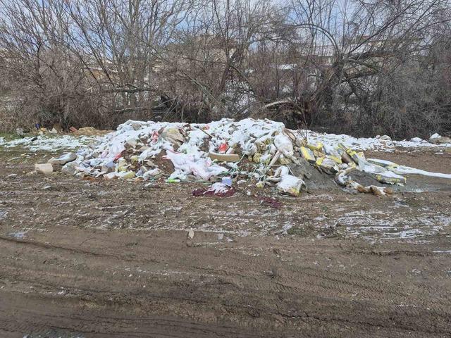 Boş araziye bırakılan atıklar tepeler oluşturdu 4