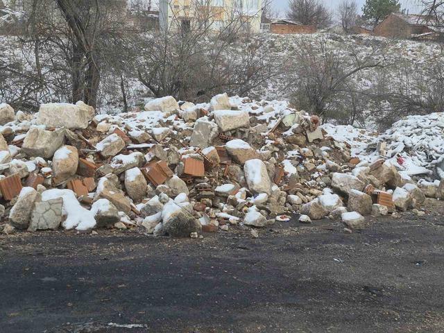 Boş araziye bırakılan atıklar tepeler oluşturdu 3