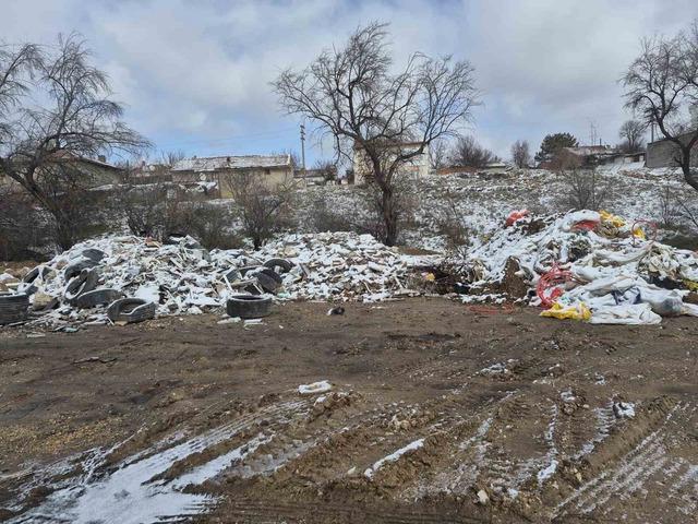 Boş araziye bırakılan atıklar tepeler oluşturdu 2