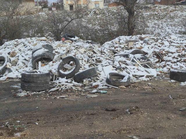 Boş araziye bırakılan atıklar tepeler oluşturdu 1