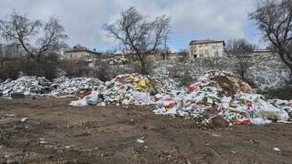 Son dakika: Boş araziye bırakılan atıklar tepeler oluşturdu