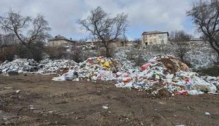 Boş araziye bırakılan atıklar tepeler oluşturdu