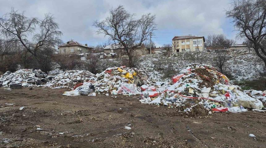 Boş araziye bırakılan atıklar tepeler oluşturdu