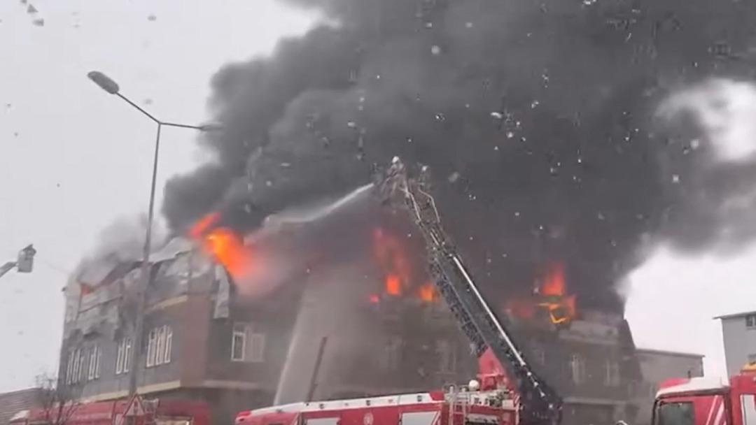 Tuzla da fabrika yangını! G&ouml;ky&uuml;z&uuml;n&uuml; siyah duman kapladı 1