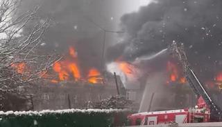 G&ouml;ky&uuml;z&uuml; siyaha b&uuml;r&uuml;nd&uuml;! Tuzla'da fabrika yangını