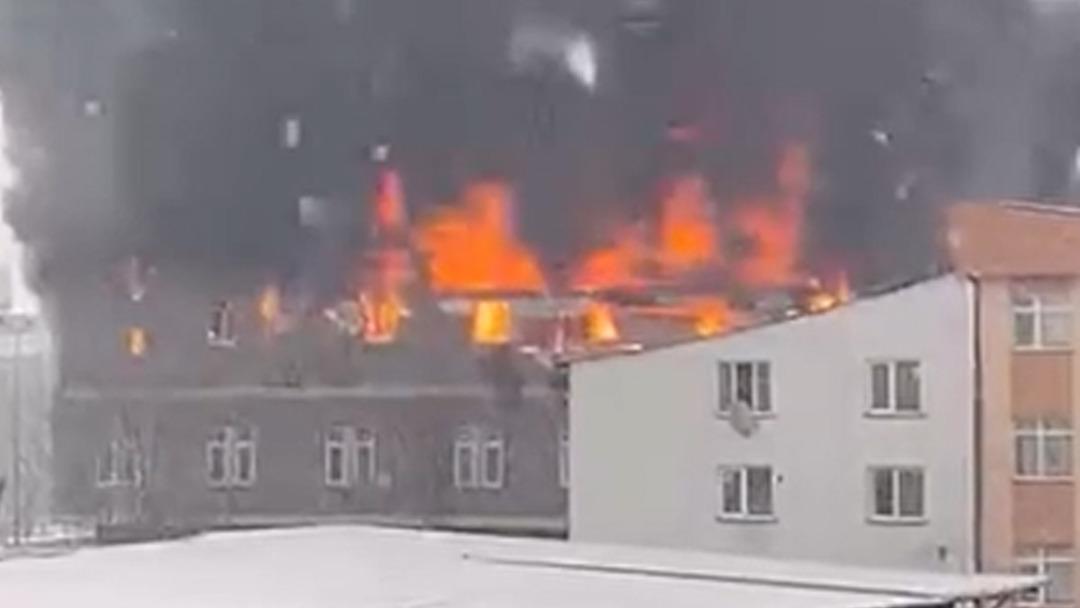 Tuzla da fabrika yangını! G&ouml;ky&uuml;z&uuml;n&uuml; siyah duman kapladı 2