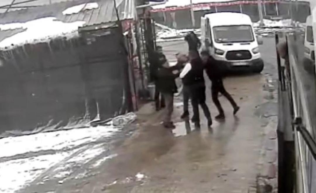 &ldquo;Yaptığınız ayıptır&rdquo; dedi, dayak yedi! Tuvaletini evin &ouml;n&uuml;nde yaptı, ortalık karıştı! 3