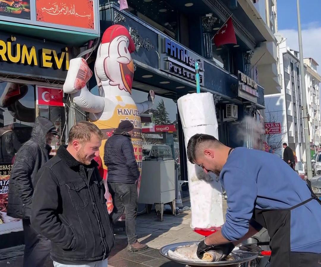 G&ouml;r&uuml;len en sıra dışı d&ouml;ner:  Kardan  yaptı, yoğun ilgi g&ouml;rd&uuml;! 1