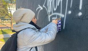 Yer: İzmir! Sokak sokak gezip duvarlara yapıştırıyor: 'Yakınınız olsa bile IBAN hesabınızı vermeyin'