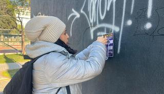 Yer: İzmir! Sokak sokak gezip duvarlara yapıştırıyor: 'Yakınınız olsa bile IBAN hesabınızı vermeyin'