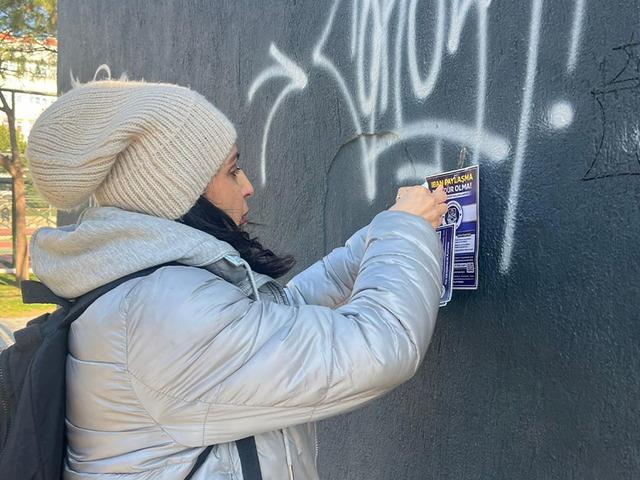 Yer: İzmir! Sokak sokak gezip duvarlara yapıştırıyor: 'Yakınınız olsa bile IBAN hesabınızı vermeyin'