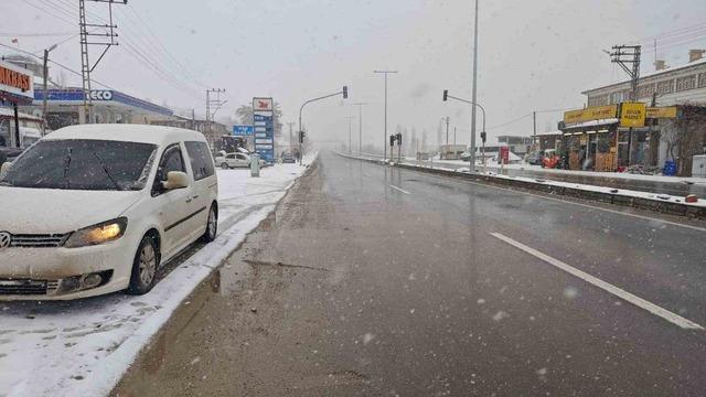 Malatya’da Gürün-Pınarbaşı yolu yoğun kar nedeniyle trafiğe kapatıldı